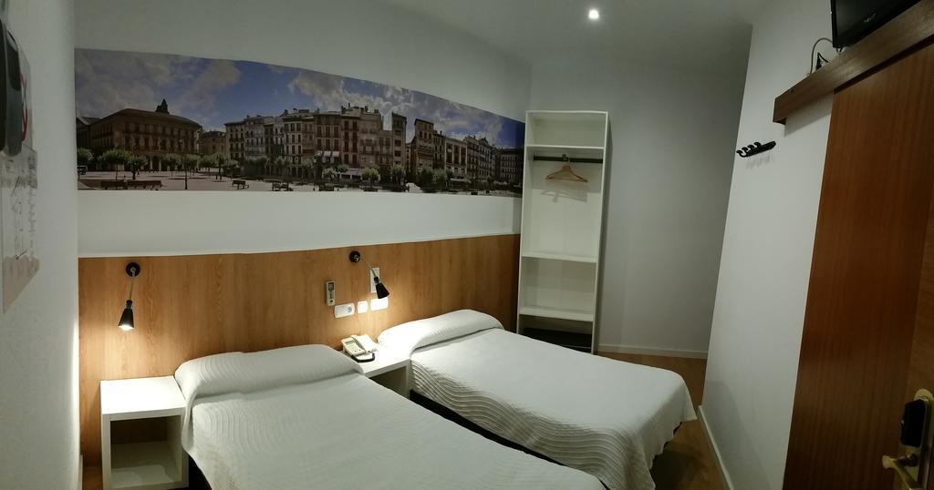 Hostal Restaurante Cornella Cornellà de Llobregat Extérieur photo