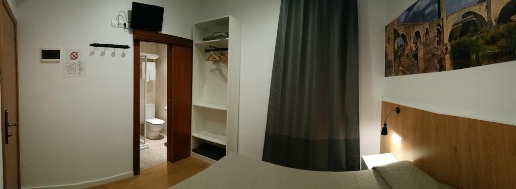 Hostal Restaurante Cornella Cornellà de Llobregat Extérieur photo