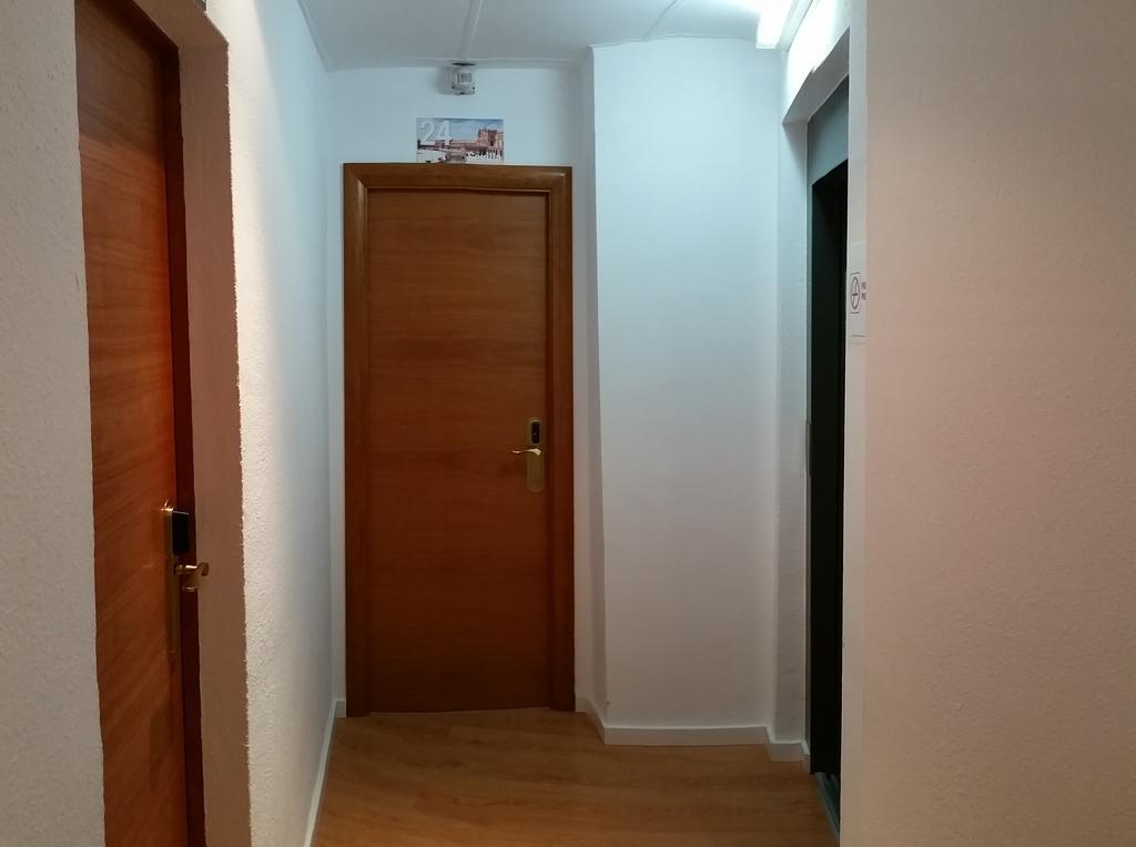 Hostal Restaurante Cornella Cornellà de Llobregat Extérieur photo