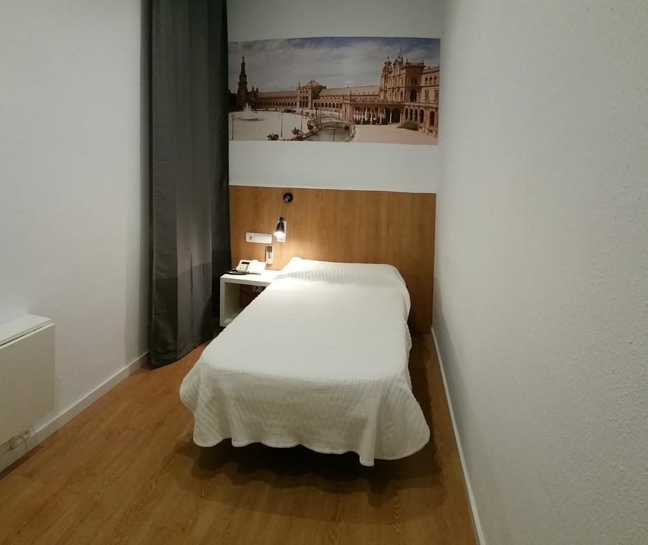 Hostal Restaurante Cornella Cornellà de Llobregat Extérieur photo
