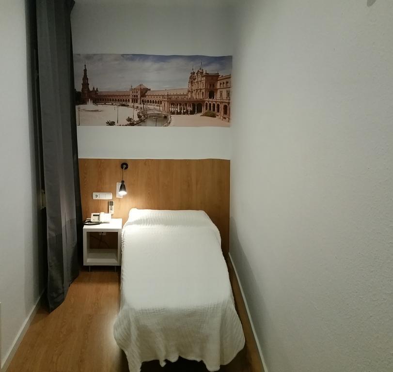 Hostal Restaurante Cornella Cornellà de Llobregat Extérieur photo
