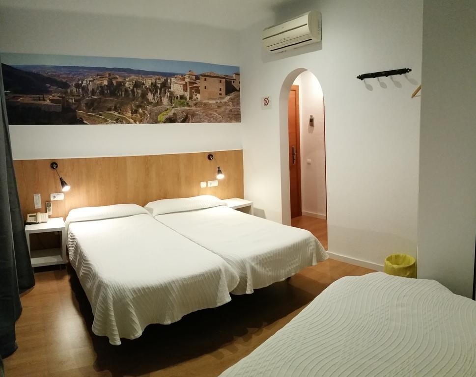 Hostal Restaurante Cornella Cornellà de Llobregat Extérieur photo