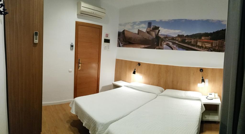 Hostal Restaurante Cornella Cornellà de Llobregat Extérieur photo
