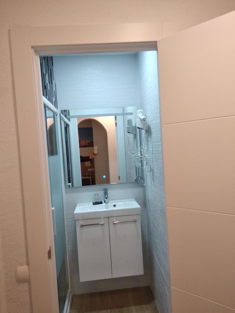 Hostal Restaurante Cornella Cornellà de Llobregat Extérieur photo