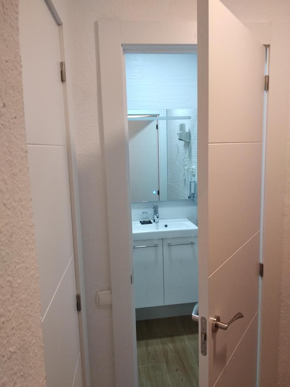 Hostal Restaurante Cornella Cornellà de Llobregat Extérieur photo
