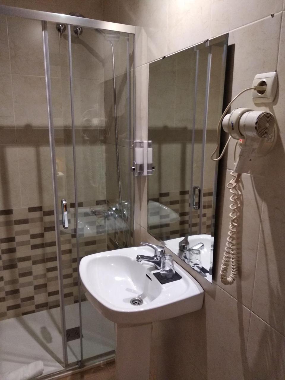 Hostal Restaurante Cornella Cornellà de Llobregat Extérieur photo