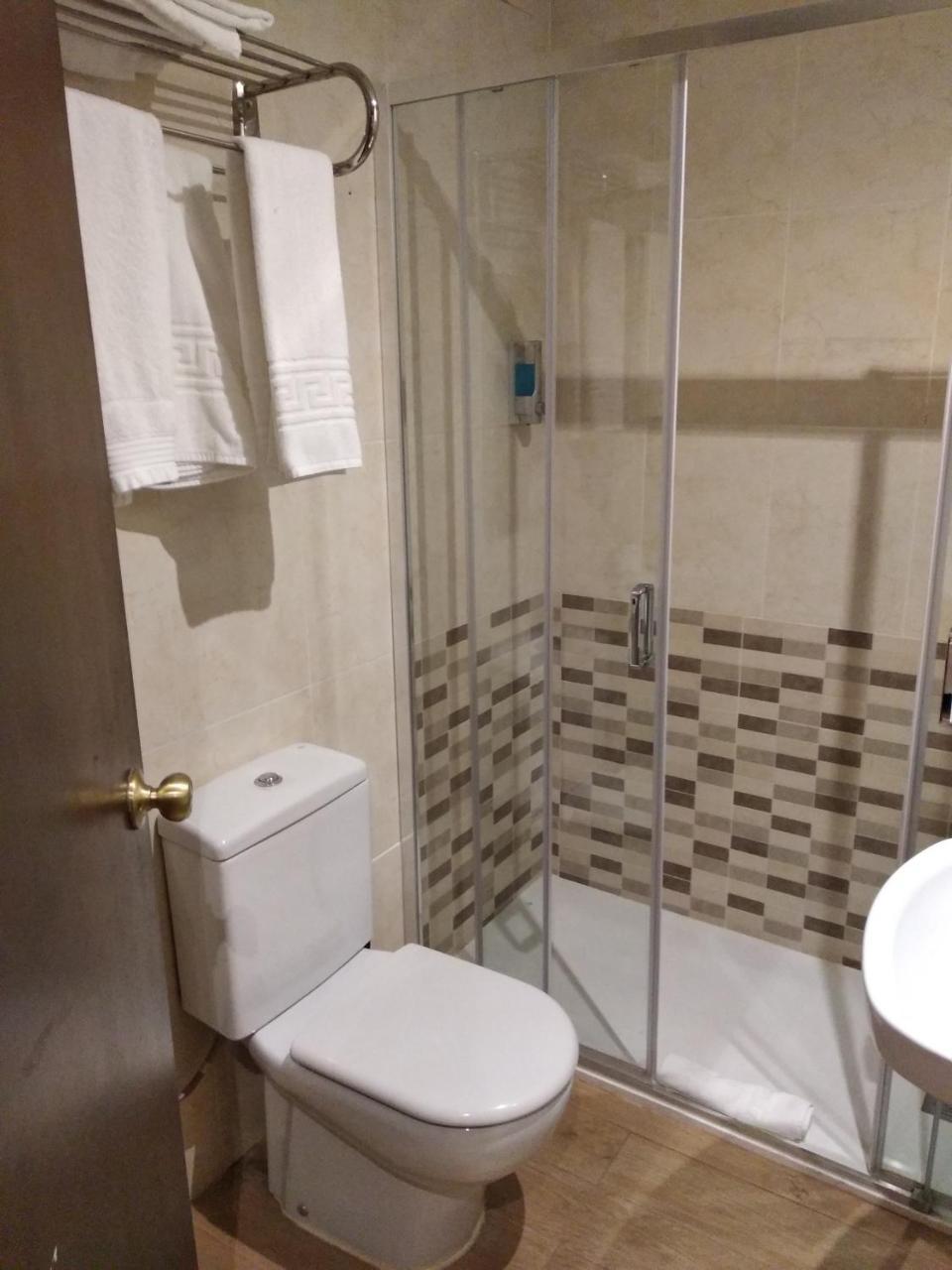 Hostal Restaurante Cornella Cornellà de Llobregat Extérieur photo